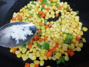 然后加入少许的盐翻炒均匀即可