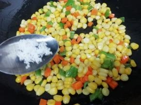 然后加入少许的盐翻炒均匀即可