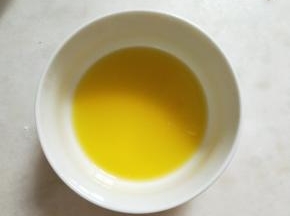 黄油隔热水加热融化，与青柠水混合均匀。
