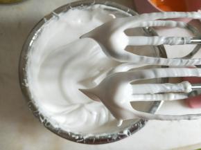 蛋清分三次加细砂糖打发至硬性发泡。