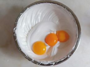 加入蛋黄轻轻搅打均匀。