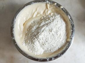 加入低筋面粉翻拌均匀。