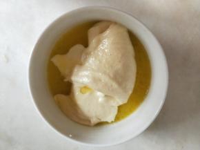 舀一勺面糊加入青柠黄油中混合均匀。