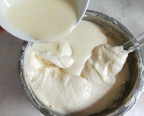 将青柠面糊加入蛋黄面糊中，翻拌均匀。