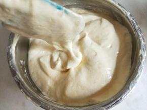 拌好的面糊呈飘带状。