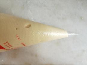 装入裱花袋中。