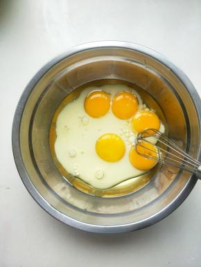 蛋黄蛋清分离，蛋黄加入牛奶，色拉油搅均匀。