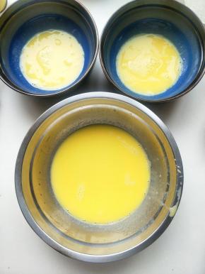 将面糊分成三份