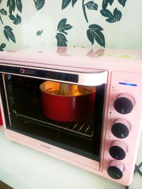 端起模具震几下，烤箱预热150度上下火