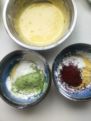 低筋粉分成三份，其中两份加入红曲粉和抹茶粉