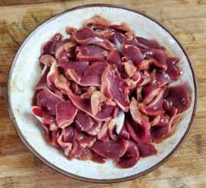 鸭胗切片，加料酒，蚝油抓匀，腌制20分钟