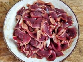 鸭胗切片，加料酒，蚝油抓匀，腌制20分钟