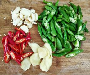 趁腌制的时间里，把食材处理下