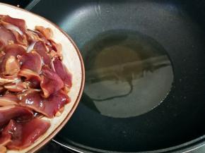 热锅热油，下腌好的鸭胗炒至颜色，盛出备用，炒出的汁水不用