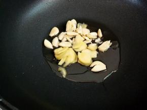 热锅凉油，下姜蒜小火煸香