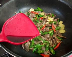 加生抽，盐，鸡粉调味。