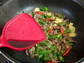 加生抽，盐，鸡粉调味。