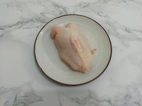 准备鸡胸肉一块