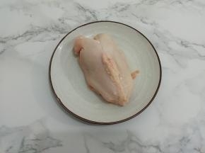 准备鸡胸肉一块