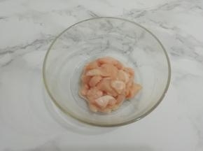 把鸡胸肉剃下来，然后切成块儿