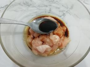 在加入生抽搅拌均匀，腌制十分钟