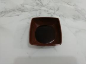 调料汁：白糖和醋放在碗中，搅拌均匀