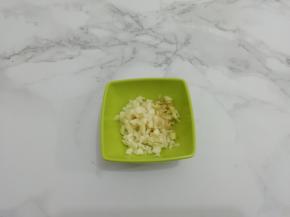姜和蒜切成小粒放入碗中备用