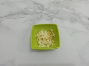 姜和蒜切成小粒放入碗中备用