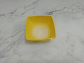 淀粉放入碗中加入少许的水搅拌均匀