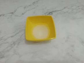 淀粉放入碗中加入少许的水搅拌均匀