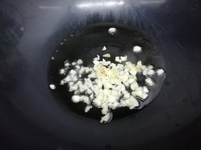 炒锅里加入适量的油烧热后，把姜和蒜放入锅中煸香