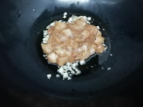 再把腌制好的鸡肉块放入锅中，炒到肉变色为止