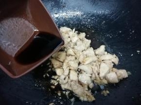 在加入调料汁翻炒片刻