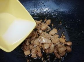 最后加入水淀粉勾芡，翻炒几下即可关火出锅