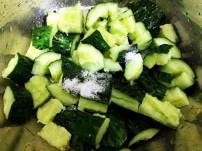 黄瓜洗净拍成小块，加入少许盐腌制底味