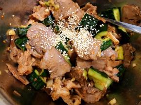 撒上适量熟芝麻拌匀