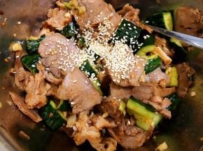 撒上适量熟芝麻拌匀