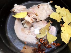 锅里重新加水，八角，桂皮，香叶，花椒粒，姜片，放入猪舌