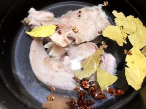 锅里重新加水，八角，桂皮，香叶，花椒粒，姜片，放入猪舌
