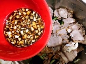 倒入前面调好的料汁