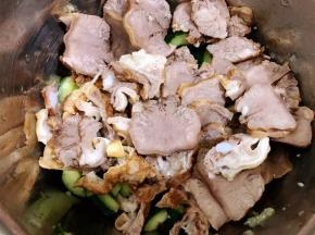 腌制几分钟的黄瓜沥干水放入盆里，加入切片的猪舌