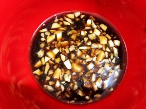 加入白糖，生抽，醋，鸡粉拌匀