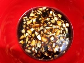 加入白糖，生抽，醋，鸡粉拌匀
