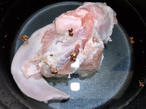 猪舌清洗干净放入锅里，加入水，花椒粒，姜片焯水