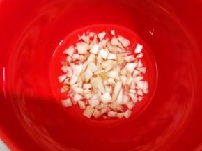 大蒜切末加入少许纯净水