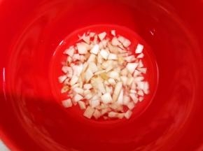 大蒜切末加入少许纯净水