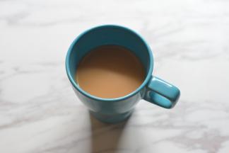 咖啡粉用开水冲泡好，放置冷却。