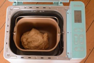 将除黄油以外的材料先液体后干粉的顺序放入面包机桶内。揉至面团出膜。