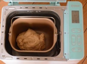 将除黄油以外的材料先液体后干粉的顺序放入面包机桶内。揉至面团出膜。