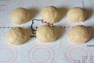 面团发酵至两倍大后，取出排气分成6等份，滚圆松弛10分钟。